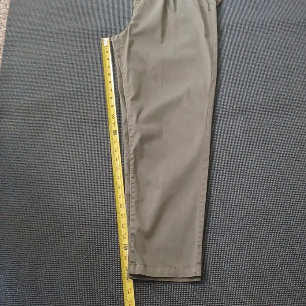 NWT - Size 11 green pants. "High-Rise Mom Pant". Light weight casual. Summer. - Picture 10 of 15